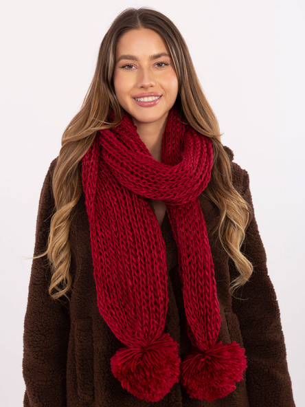 Czerwony ciepły szal z pomponami