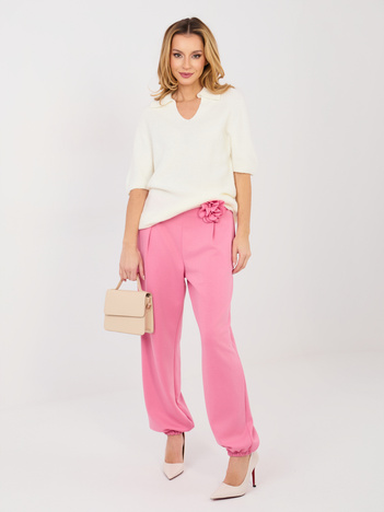 Różowe dresowe spodnie z kwiatową broszką