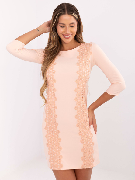 Brzoskwiniowa sukienka z kwiatową aplikacją