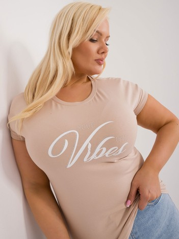 Beżowy damski t-shirt plus size z napisem i aplikacją