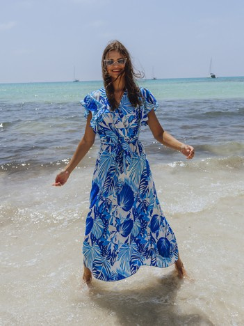 Biało-niebieska sukienka maxi z printami i kopertowym dekoltem