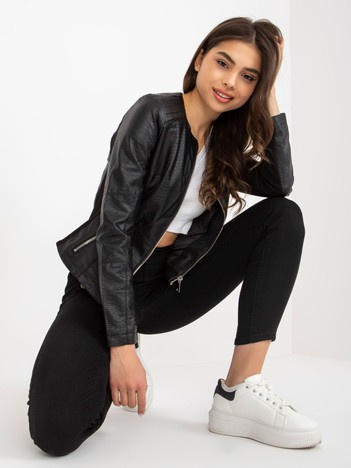 Czarna kurtka z ekoskóry z zapięciem na suwak