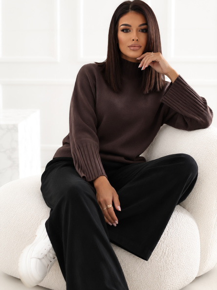 Brązowy damski sweter oversize z golfem
