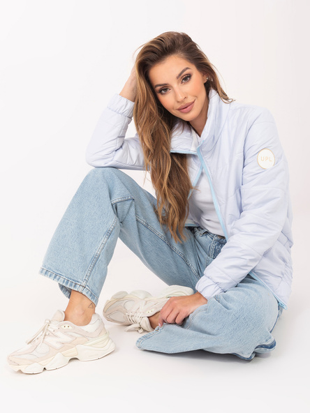 Jasnoniebieska przejściowa kurtka z pikowaniem