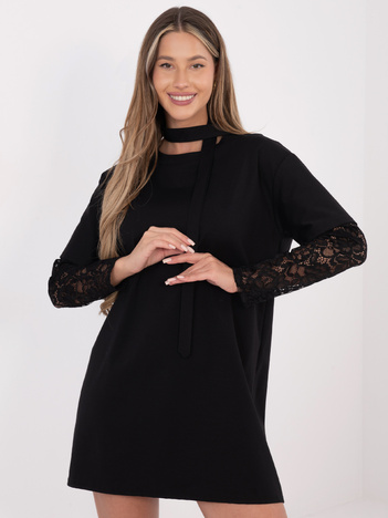 Czarna krótka sukienka z wiązanym paskiem