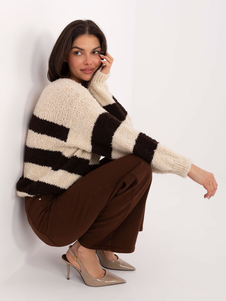 Jasnobeżowo-brązowy sweter oversize w paski