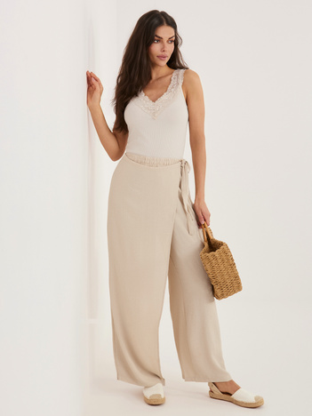 Beżowe damskie spodnie z zakładką