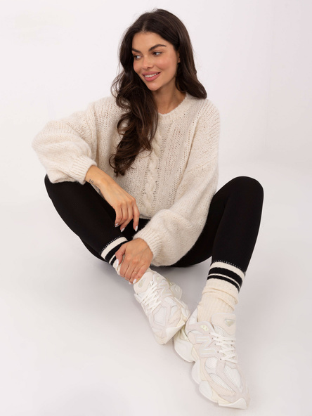 Jasnobeżowy sweter oversize z warkoczem