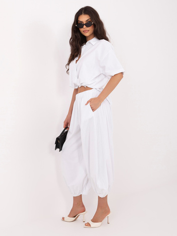 Białe sztruksowe spodnie z nogawką 7/8