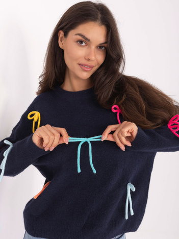 Granatowy sweter z kolorowymi kokardkami