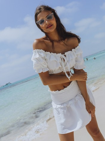 Biały krótki top z falbanką Arnika OCH BELLA