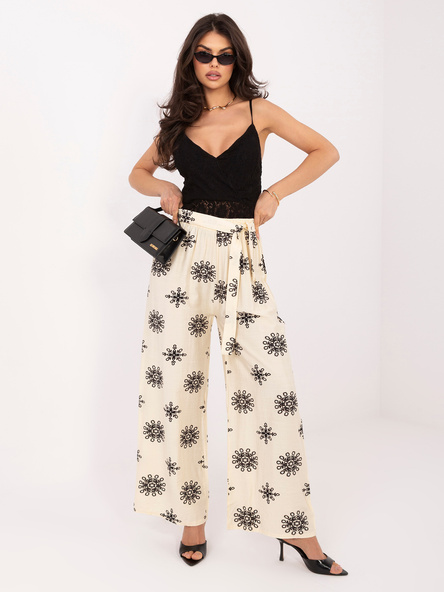 Jasnobeżowo-czarne letnie spodnie we wzory