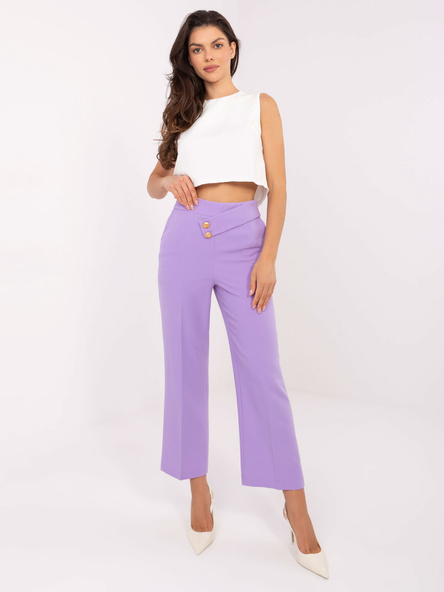 Liliowe spodnie z ozdobnymi guzikami RUE PARIS
