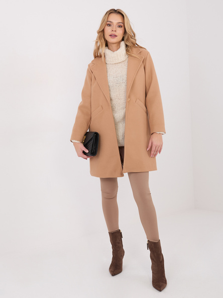 Camelowy płaszcz z poduszkami na ramionach