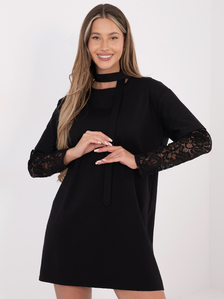 Czarna krótka sukienka z wiązanym paskiem