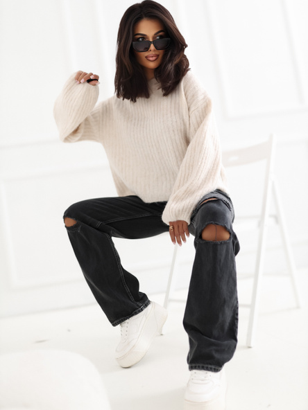 Jasnobeżowy miękki sweter oversize w prążki