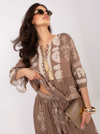Ciemnobeżowy letni komplet z wiązaniem przy dekolcie