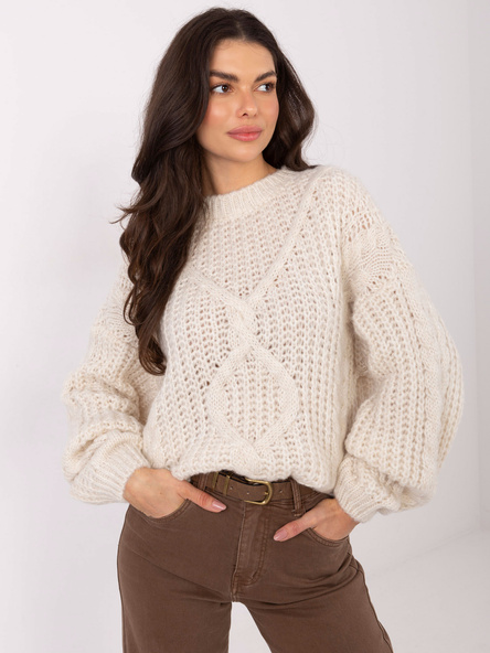Jasnobeżowy sweter oversize z okrągłym dekoltem