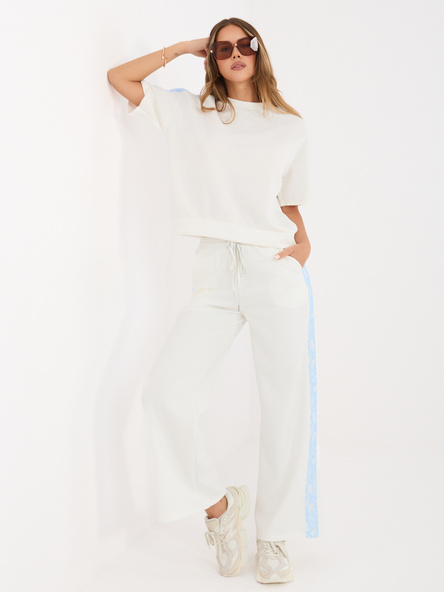 Ecru dwuczęściowy komplet z kontrastowymi lampasami