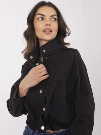 Czarna kurtka wiatrówka z suwakiem i zatrzaskami