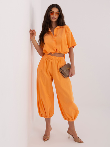 Jasnopomarańczowe sztruksowe spodnie z baloniastymi nogawkami