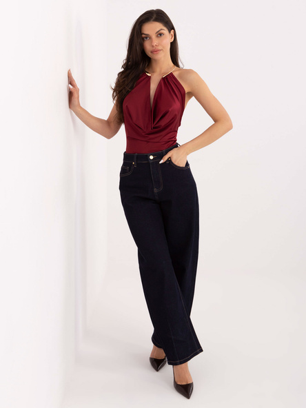 Bordowe body z ozdobnym naszyjnikiem