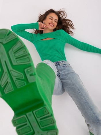 Zielony dopasowany sweter klasyczny w prążek