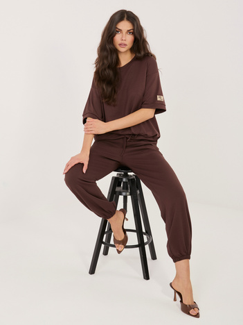 Czekoladowy dresowy komplet ze spodniami typu jogger RUE PARIS