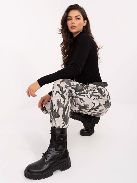 Jasnobeżowe spodnie moro z nogawką 7/8