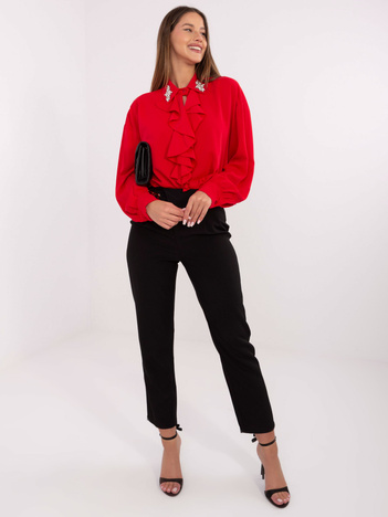 Czerwona wizytowa bluzka z ozdobnym kołnierzem
