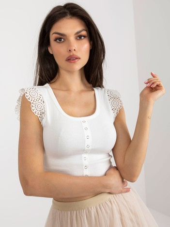 Ecru prążkowana bluzka z koronką przy rękawach