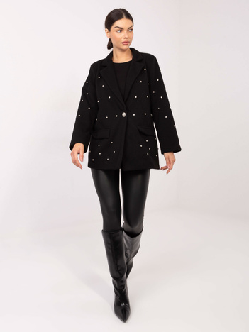 Czarna marynarka z poduszkami na ramionach