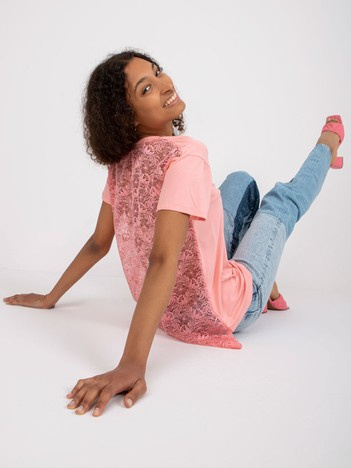 Jasnoróżowa wiskozowa bluzka z koronką na plecach