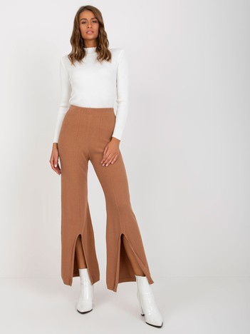Camelowe spodnie dzianinowe high waist z rozcięciem