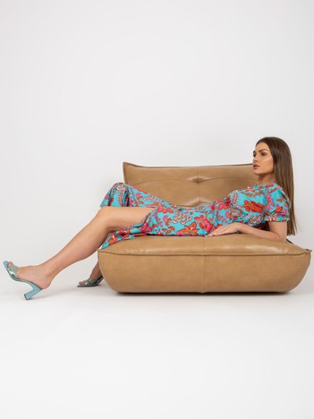 Niebieska midi sukienka z printem i rozcięciem