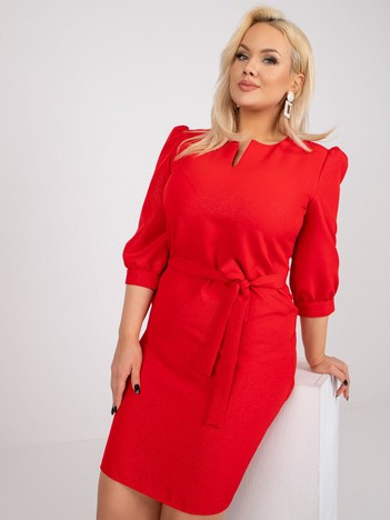 Czerwona brokatowa sukienka plus size z paskiem