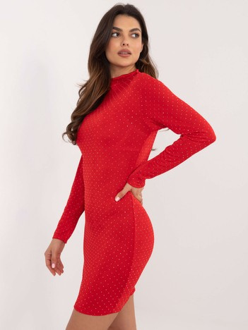 Czerwona koktajlowa sukienka z błyszczącymi aplikacjami