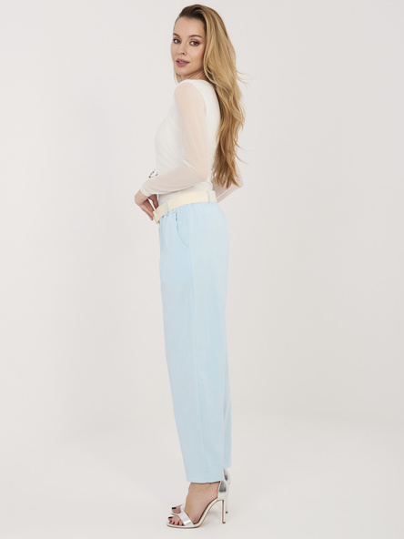 Jasnoniebieskie materiałowe spodnie z paskiem