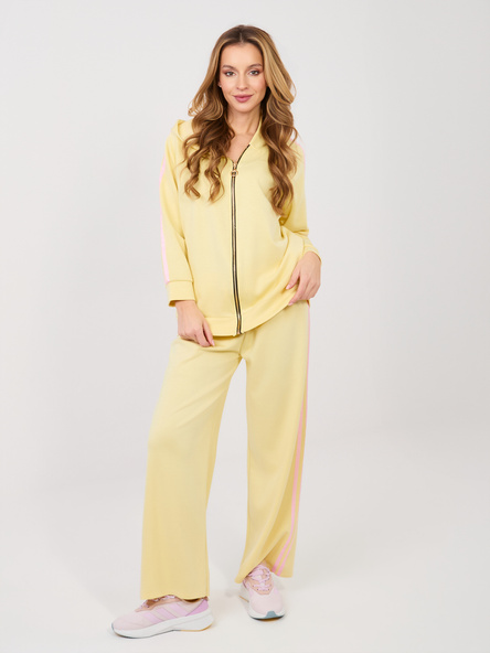 Pastelowy żółty komplet z kontrastowymi lampasami RUE PARIS