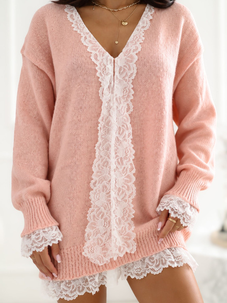 Jasnoróżowy elegancki sweter z ozdobną koronką