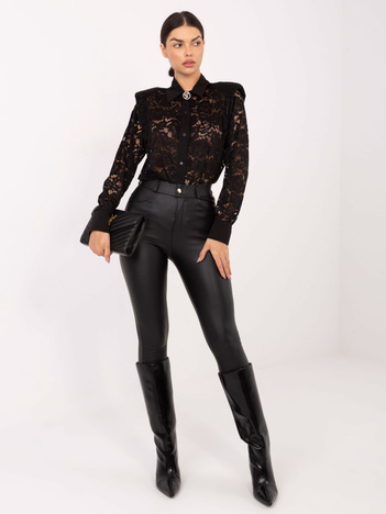 Czarna koszula z poduszkami na ramionach