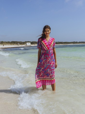 Różowa plisowana sukienka one size z orientalnym motywem