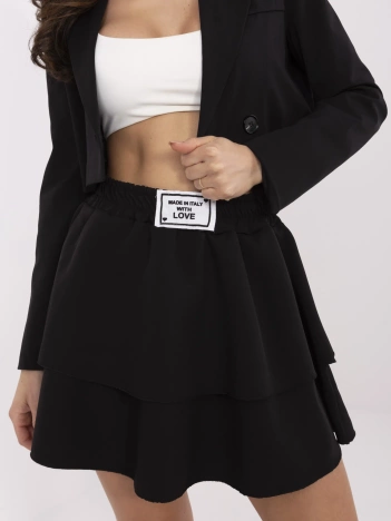 Czarna rozkloszowana spódnica z naszywką